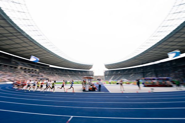 Nils Voigt (TV Wattenscheid 01) vor Maximilian Thorwirth (SFD 75 Duesseldorf-Süd) beim 5000m Finale waehrend der deutschen Leichtathletik-Meisterschaften im Olympiastadion am 25.06.2022 in Berlin